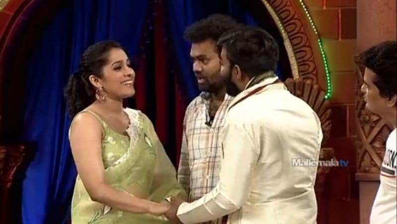 సుధీర్, రష్మీల మధ్య ఘాడమైన ప్రేమ ఉందని, వీరు పెళ్లి కూడా చేసుకోవడం ఖాయం అని చాలా కాలంగా పుకార్లు ఉన్నాయి. అయితే కొన్ని సందర్భాలలో మేము స్నేహితులం మాత్రమే అని వీరు చెప్పిన సంగతి తెలిసిందే.