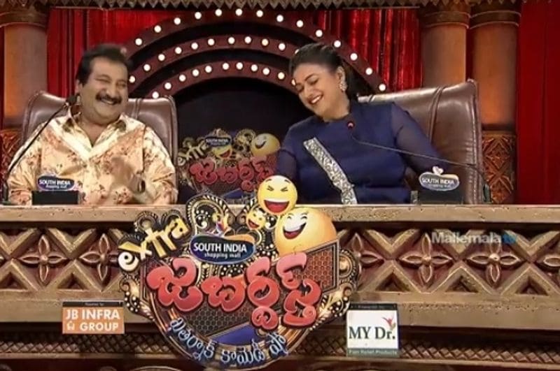 వచ్చే వారం ప్రసారం కానున్న ఎపిసోడ్ ప్రోమోలో ఈ ఆసక్తికర సంగతులు పొందుపరచి ఉన్నాయి. నవ్వులు పూయించడం కోసం రష్మీ, సుధీర్ స్కిట్ లో భాగమయ్యారు.