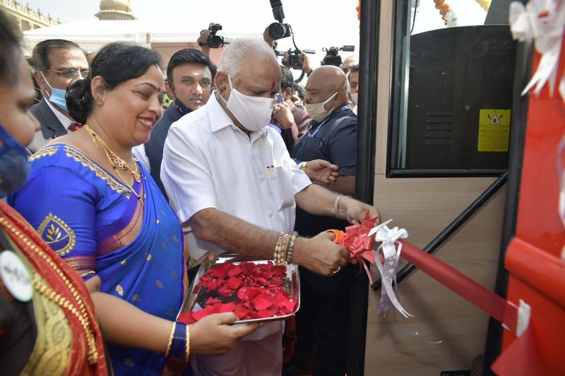 <p>ರಾಜ್ಯದಲ್ಲಿ ಆರೋಗ್ಯ ವಲಯವನ್ನು ಸಧೃಢಗೊಳಿಸಲು ಸಾರ್ವಜನಿಕ ಸೇವಾ ಸಂಸ್ಥೆಗಳು ಮಹತ್ತರ ಕೊಡುಗೆ ನೀಡುತ್ತಿದೆ. ಕೇಂದ್ರ ಸರ್ಕಾರದ ನೀತಿಯಂತೆ ಆರೋಗ್ಯ ವಲಯಕ್ಕೆ ಸಾಂಸ್ಥಿಕ ಸಾಮಾಜಿಕ ನಿಧಿಯ ಶೇ.25ರಷ್ಟನ್ನು ಬಳಕೆ ಮಾಡಬೇಕಿದೆ. ಈ ನಿಟ್ಟಿನಲ್ಲಿ ಸಾಂಸ್ಥಿಕ ಸಾಮಾಜಿಕ ನಿಧಿ ಸಮಿತಿಯನ್ನು ರಚಿಸಲಾಗಿದೆ ಎಂದು ಯಡಿಯೂರಪ್ಪ ತಿಳಿಸಿದರು.</p>