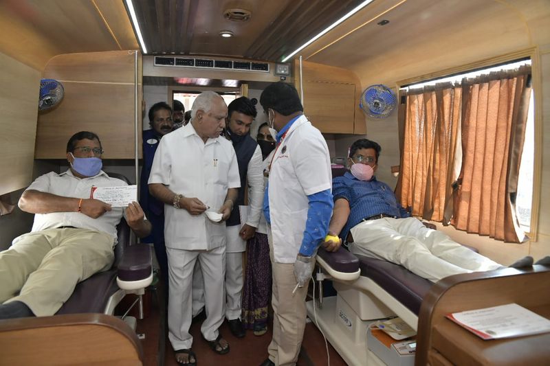 <p>ಆರೋಗ್ಯ ಸಚಿವ ಸುಧಾಕರ್ ಮಾತನಾಡಿ, ವಿಶ್ವ ಆರೋಗ್ಯ ಸಂಸ್ಥೆ ಪ್ರಕಾರ, ನಮ್ಮ ದೇಶದಲ್ಲಿ ಪ್ರತಿ ವರ್ಷ 4 ಕೋಟಿ ಯುನಿಟ್ನಷ್ಟುರಕ್ತದ ಬೇಡಿಕೆ ಇದೆ. ಶೇ.1ರಷ್ಟು ಜನರು ರಕ್ತ ನೀಡಿದರೂ ಈ ಅವಶ್ಯಕತೆಯನ್ನು ನೀಗಿಸಬಹುದು. ಇದಕ್ಕಾಗಿ ಜನರಲ್ಲಿ ಹೆಚ್ಚು ಜಾಗೃತಿ ಮೂಡಿಸಬೇಕು. ಕೋವಿಡ್ ಎರಡನೇ ಅಲೆಯ ಹೊಸ್ತಿಲಲ್ಲಿ ನಾವಿದ್ದು, ಈ ಸಂದರ್ಭ ರಕ್ತದಾನ ಹೆಚ್ಚು ಅಗತ್ಯವಿದೆ ಎಂದು ತಿಳಿಸಿದರು.</p>