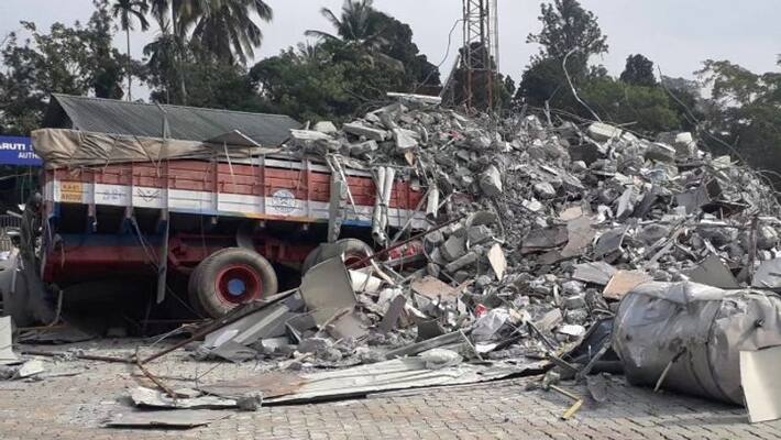 Building collapse in an accident in Kalpetta; The owners claimed a loss of nearly Rs 3 crore Building collapse in an accident in Kalpetta; The owners claimed a loss of nearly Rs 3 crore