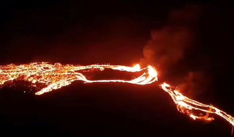 कोस्ट गार्ड द्वारा आसमान से कुछ ऐसी तस्वीर खींची गई। ये विस्फोट के तुरंत बाद का नजारा था।
