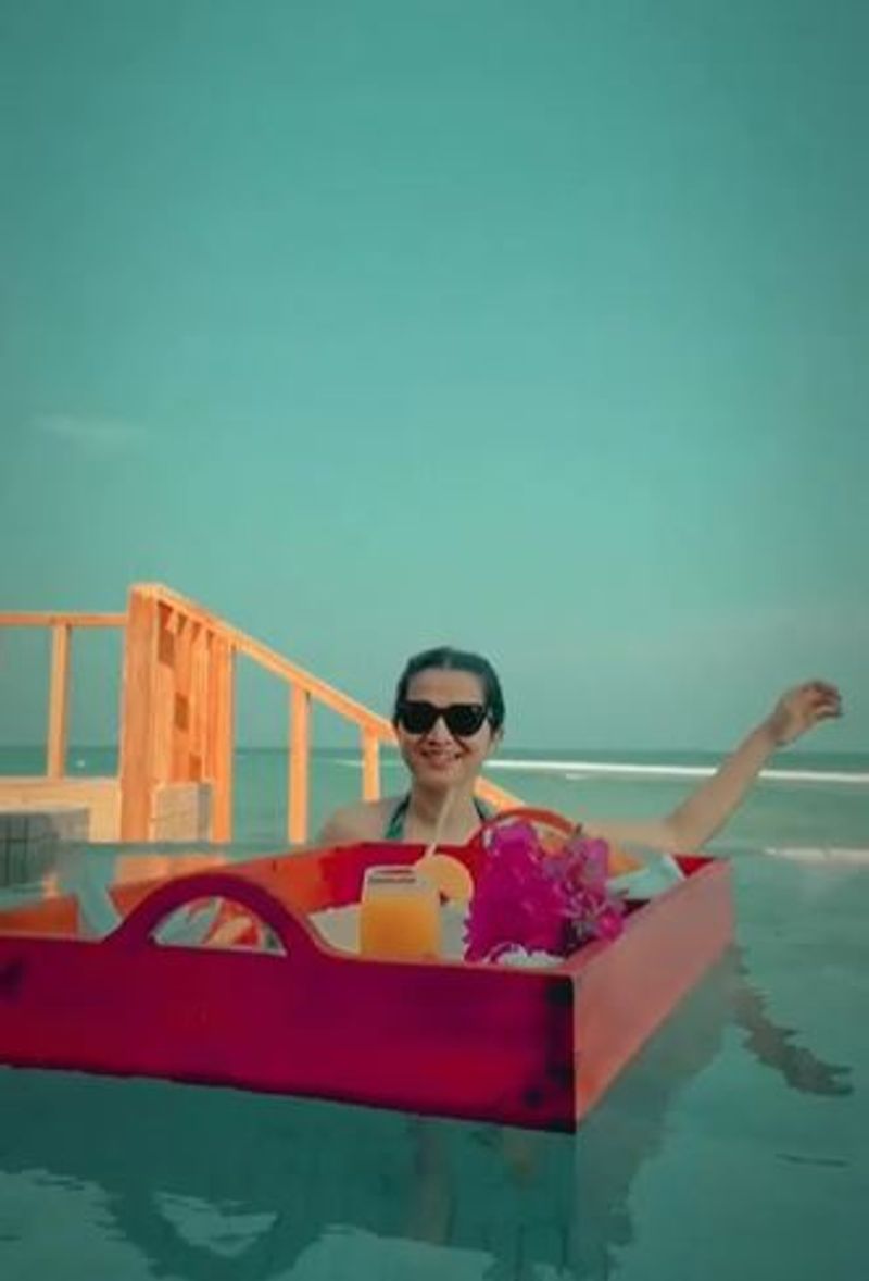 அந்த வகையில் தற்போது... குளு குளு தண்ணீருக்குள் இருந்தபடி, ஸ்டைலிஷ் ஸ்விமிங் சூட்டில் வீடியோ ஒன்றை வெளியிட்டு ரசிகர்களை மிரள வைத்துள்ளார்.