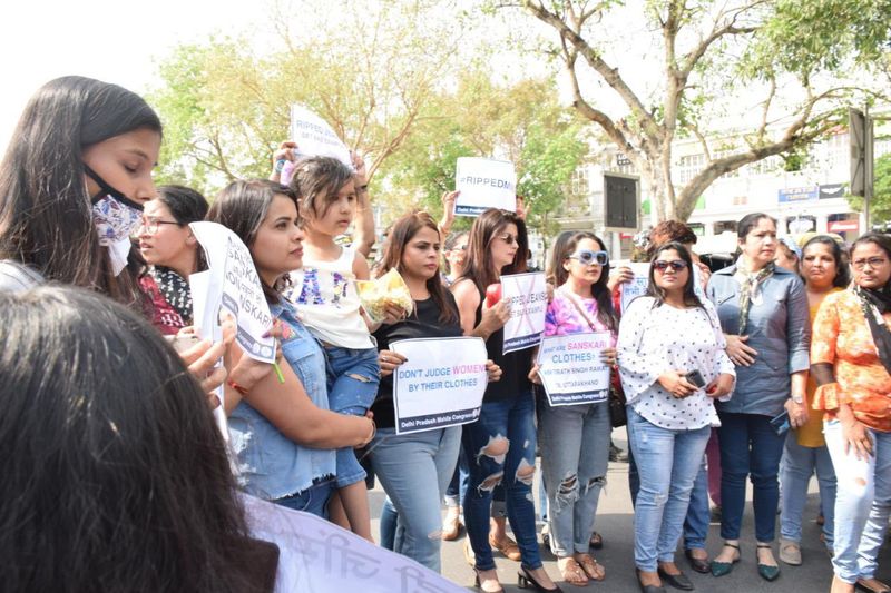 <p>ನೂರಾರು ಮಹಿಳೆಯರು ರಿಪ್ಪ್ಡ್ ಜೀನ್ಸ್ ಧರಿಸಿ ಪ್ರತಿಭಟಿಸಿದ್ದಾರೆ.</p>