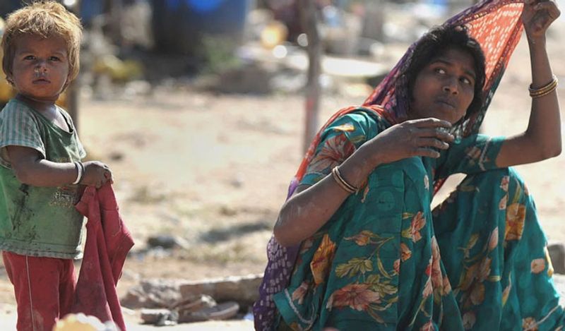इस लिस्ट में कुल 149 देश शामिल हैं। इसमें भारत को 139वां स्थान मिला है। पिछले साल भारत 156 देशों की लिस्ट में 144 वें नंबर पर था। इस साल कोरोना के बीच भारत की स्थिति चिंताजनक हो गई है। हैप्पी देशों के अलावा अनहैप्पी देशों की भी लिस्ट जारी की गई। 