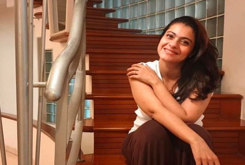 ఈ ప్యాలెస్ లాంటి బంగ్లా లోపలి భాగం చాలా మనోహరంగా, అందంగా ఉంటుంది. ఈ బంగ్లాలో అలంకరణ కోసం కలప, గాజు ఎక్కువగా ఉపయోగించారు, ఇది ఈ బంగ్లాను మరింత అందంగా కనిపించేలా చేస్తుంది.