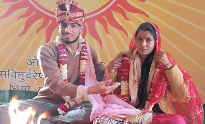 यह खौफनाक वारदात फरीदाबाद के सिटी थाना क्षेत्र की है। जीआरपी सब इंस्पेक्टर सोहनपाल ने अपने पुलिसकर्मी भाई शिवकुमार के साथ मिलकर घटना को अंजाम दिया। दोनों ने बेटी कोमल को इसलिए मौत के घाट उतारा कि उसने अपनी पसंद से डेढ़ महीने पहले कोर्ट मैरिज जो कर ली थी। यह बात परिवार को पसंद नहीं आई। पुलिस ने आरोपी भाइयों के खिलाफ हत्या का केस दर्ज कर गिरफ्तार कर लिया है।

