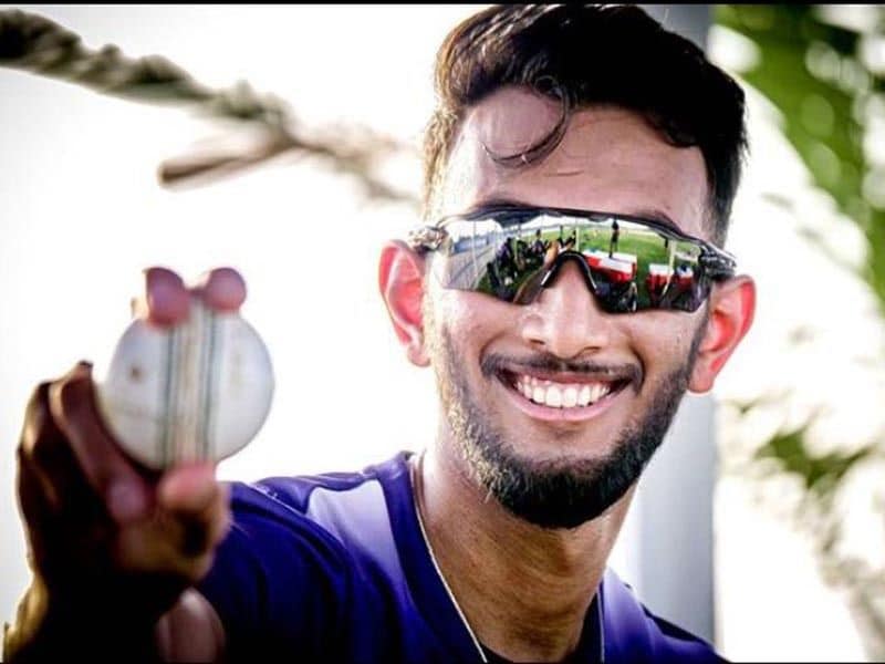 কেকেআরে আসার আগে আরসিবির নেট বোলার ছিলেন প্রসিদ্ধ কৃষ্ণা। তারপর তাকে দলে নেয় নাইটরা। ২০১৮ থেকে ২০২০ এই তিন মরসুম কলকাতার হয়ে আইপিএলে খেলেছেন কৃষ্ণা। ঝুলিতে রয়েছে ২৪টি উইকেট।
