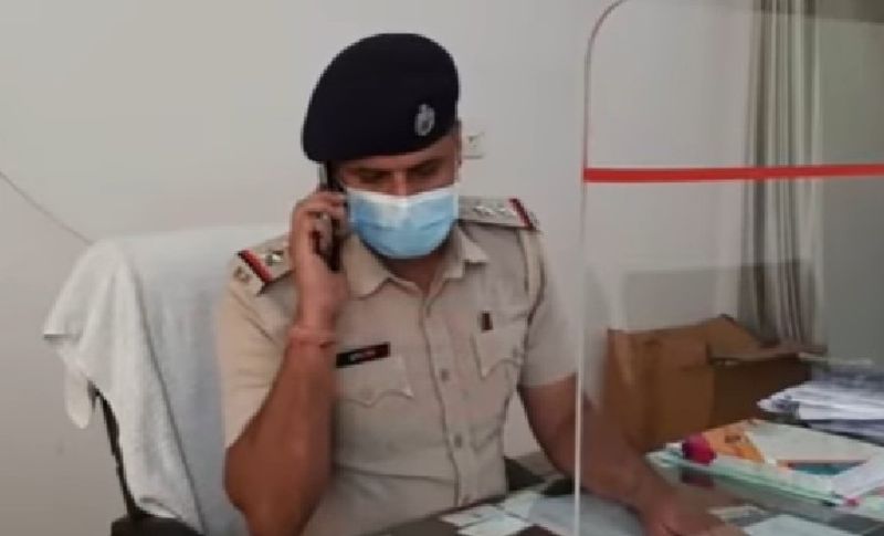 मृतका एमटेक फाइनल ईयर में पढ़ रही थी, जबकि उसका पति सागर एक निजी कंपनी में नौकरी करता है। सागर का कहना है कि दोनों ने आर्य समाज मंदिर में धार्मिक रीति रिवाज के साथ शादी की थी। कोर्ट में कोमल के पिता सोहनपाल ने दोनों की अरेंज मैरिज का वादा कर घर ले गए थे। लेकिन मुझे नहीं पता था कि वह उसकी हत्या करने के लिए मुझसे दूर ले जा रहे हैं।