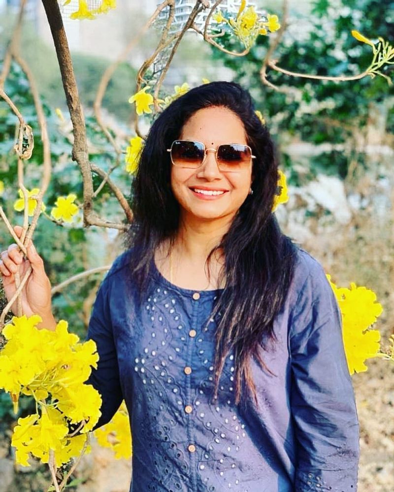 కోరి వచ్చిన వాడిని ప్రేమతో పెళ్లి చేసుకున్న సునీత.. సూపర్ హ్యాపీగా కనిపిస్తున్నారు. ఆమె లైఫ్ లో పెద్ద ఛేంజ్ స్పష్టంగా కనిపిస్తుంది.