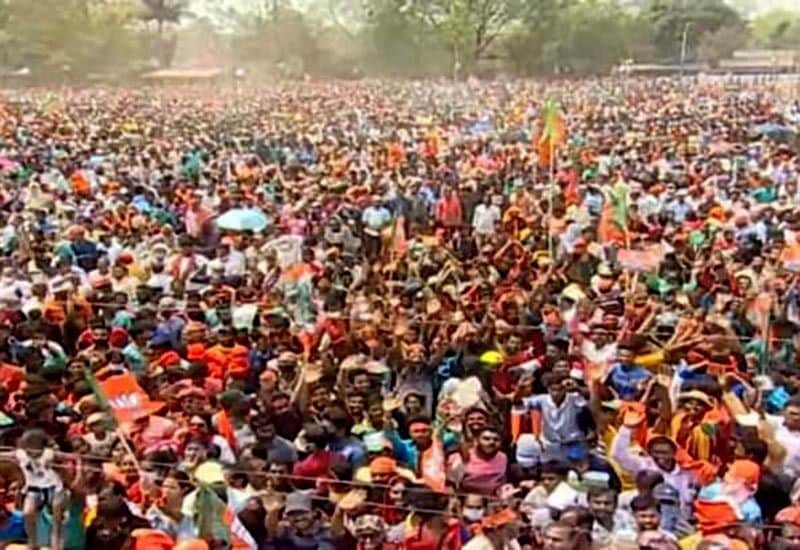 <p>উল্লেখ্য, মোদীর সভা ঘিরে রেল শহরে ময়াদনের মাঝে প্রায় ৯০০ বর্গফুটের মঞ্চ করা হয়েছে। </p>