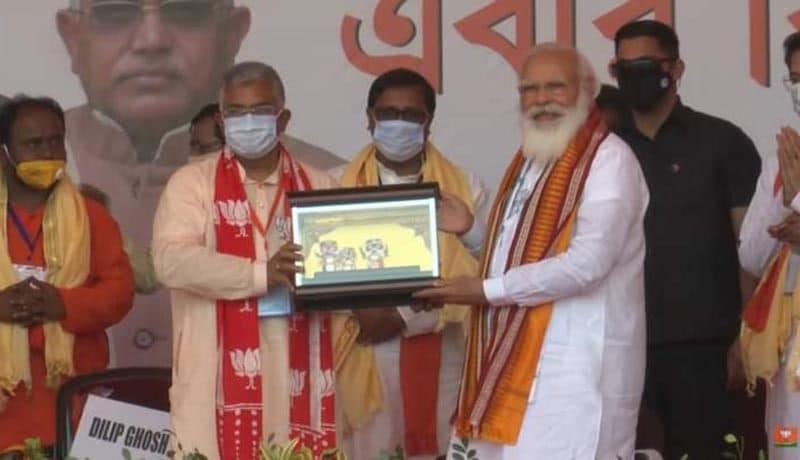 <p>মোদীকে স্বাগত জানিয়ে উপহার দিলেন বিজেপির দিলীপ ঘোষ</p>