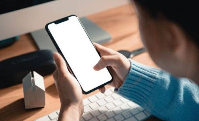 Kerala government announce free loan for students to buy mobile phones