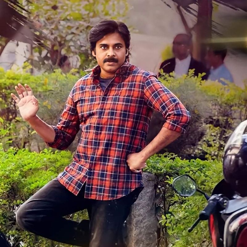 విజయ్ దేవరకొండ ప్రస్తుతం పూరీ జగన్నాథ్తో పాన్ ఇండియా సినిమా `లైగర్`లో నటిస్తున్నాడు. దీంతోపాటు పవన్ తాను `వకీల్సాబ్`, అయ్యప్పనుమ్ కోషియముమ్` రీమేక్లో, అలాగే క్రిష్ దర్శకత్వంలో తెరకెక్కున్న `హరిహర వీరమల్లు` చిత్రంలో నటిస్తున్నారు.