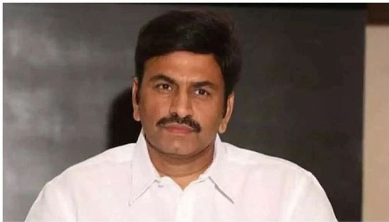 తనను అరెస్ట్ చేసిన రోజున ఐదుగురు వ్యక్తులు మాస్కులు ధరించి ఉన్నట్లుండి లోపలికి వచ్చారు. వారు పోలీసులేనని నా భావన. వారు నా కాళ్లు కట్టేసి నా పాదాలపై లాఠీలతో, రబ్బరు బెల్టులతో కొట్టారన్నారు. నా నోట్లో గుడ్డలు కుక్కారు. నా ఛాతీపై కూర్చున్నారు. దాదాపు ఐదు రౌండ్ల పాటు ఇలా సాగింది. నన్ను హత్యచేసే ప్రయత్నంలో భాగంగా గంటకు పైగా దాడి చేశారని ఆయన ఆరోపించారు