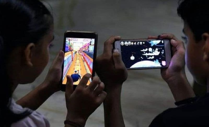  पढ़ाई के बाद अश्लील वीडियो देखने लगा
दरअसल, हैरान कर देने वाला यह मामला श्रीगंगानगर जिले का है, जहां रायसिंह नगर में रहने वाले बच्चे ने इस घटना को 4 दिन पहले अंजाम दिया है। माता पिता ने बच्चे की पढ़ाई के लिए मोबाइल फोन खीरदकर उसे दिया था। लेकिन वह पढ़ाई के बाद अश्लील वीडियो देखने लगा। वह ना तो बाहर खेलने जाता और ना ही अपने दोस्तों से बात करता था। जब माता-पिता कुछ कहते तो जवाब देता कि में पढ़ाई कर रहा हूं। 