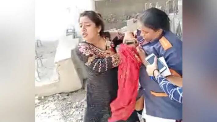 Woman Without Mask Kicks, Slaps Mumbai Civic Worker When Stopped Woman Without Mask Kicks, Slaps Mumbai Civic Worker When Stopped