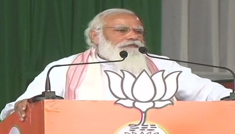 PM मोदी ने इस हरकत को बताया असम का अपमान
कांग्रेस पार्टी के श्रीलंका की तस्वीर को साझा कर असम बताने के दावे पर पीएम मोदी ने भी चुनावी रैली में तीखी प्रतिक्रिया दी। उन्होंने पार्टी पर हरियाली से ढके खूबसूरत असम का अपमान बताया। उन्होंने लिखा असम के नाम श्रीलंका-ताइवान की फोटो शेयर करना खूबसूरत असम के साथ यह अपमान नहीं तो क्या है?