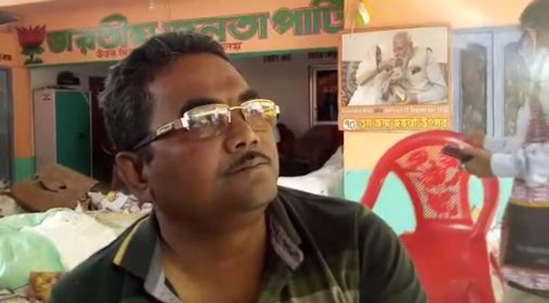 <p style="text-align: justify;">শনিবার সরাসরি রায়গঞ্জের সাংসদ তথা কেন্দ্রীয় মন্ত্রী দেবশ্রী চৌধুরীর বিরুদ্ধে টাকার বিনিময়ে রায়গঞ্জ আসনের দলীয় টিকিট পাইয়ে দেবার অভিযোগ তুললেন বিজেপির ওবিসি মোর্চার জেলা সহ সভাপতি মদন বিশ্বাস।</p>
