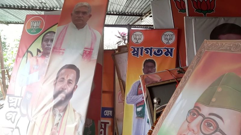 <p style="text-align: justify;">মদনের অভিযোগ, ভোটের সময় তাঁর কথা ভুলে গিয়েছেন দেবশ্রী। টিকিট দেওয়া হয়েছে, মাত্র দুমাস আগে তৃণমূল থেকে বিজেপিতে আসা শিল্পপতি কৃষ্ণ কল্যানীকে। অর্থের বিনিময়েই দেবশ্রী চৌধুরী তাঁকে রায়গঞ্জের প্রার্থী করেছেন বলে সরাসরি অভিযোগ করেছেন মদন বিশ্বাস। শুধু রায়গঞ্জ কেন্দ্রেই নয়, জেলার বাকি আসনগুলিতেও একই কাজ করেছেন, কেন্দ্রীয় মন্ত্রী, এমনটাই দাবি করেছেন জেলার নেতা।</p>