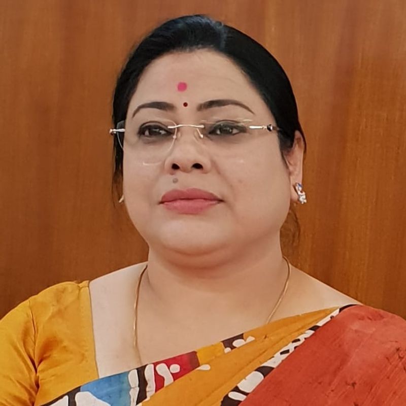 <p style="text-align: justify;">তবে, দেবশ্রী চৌধুরীর বিরুদ্ধে ঘুষ নিয়ে দলীয় টিকিট দেওয়ার অভিযোগ এই প্রথম উঠল না। এতদিন জেলার বিভিন্ন জায়গায় বিজেপির সাধারণ কর্মিরা এই অভিযোগ তুলছিলেন। এবার বিজেপির জেলাস্তরের নেতা মদন বিশ্বার মন্ত্রীর বিরুদ্ধে একই অভিযোগ করায় চরম অস্বস্তিতে পড়েছে বিজেপি নেতৃত্ব। তবে খোদদ জেলা বিজেপি সভাপতি বিশ্বজিৎ লাহিড়ীও, রায়গঞ্জ থেকে টিকিট না পাওয়ায় ক্ষোভ জানিয়েছেন বলে সূত্রের খবর। এই বিষয়ে তাঁর একটি মোবাইল কথোপকথন বলে দাবি করা একটি অডিও রেকর্ডও ভাইরাল হয়েছে।</p>