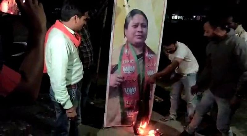 <p style="text-align: justify;">দলীয় কার্যালয় ভাংচুরের পাশাপাশি, এই অপছন্দের প্রার্থী তালিকার জন্য দলীয় কর্মীদের ক্ষোভের নিশানা হয়েছেন মন্ত্রী দেবশ্রী চৌধুরীই। নেতা-কর্মী নির্বিশেষে সকলেই তাঁর বিরুদ্ধে ঘুষ নেওয়ার অভিযোগ তুলছেন। গত কয়েকদিনে জেলার প্রতিটি ব্লকেই বিক্ষুব্ধ বিজেপি কর্মীদের, মন্ত্রীর ছবি-ফ্লেক্স কালিমালিপ্ত করতে, অগ্নি সংযোগ করতে এবং জুতোর মালা পরাতে দেখা গিয়েছে।</p>