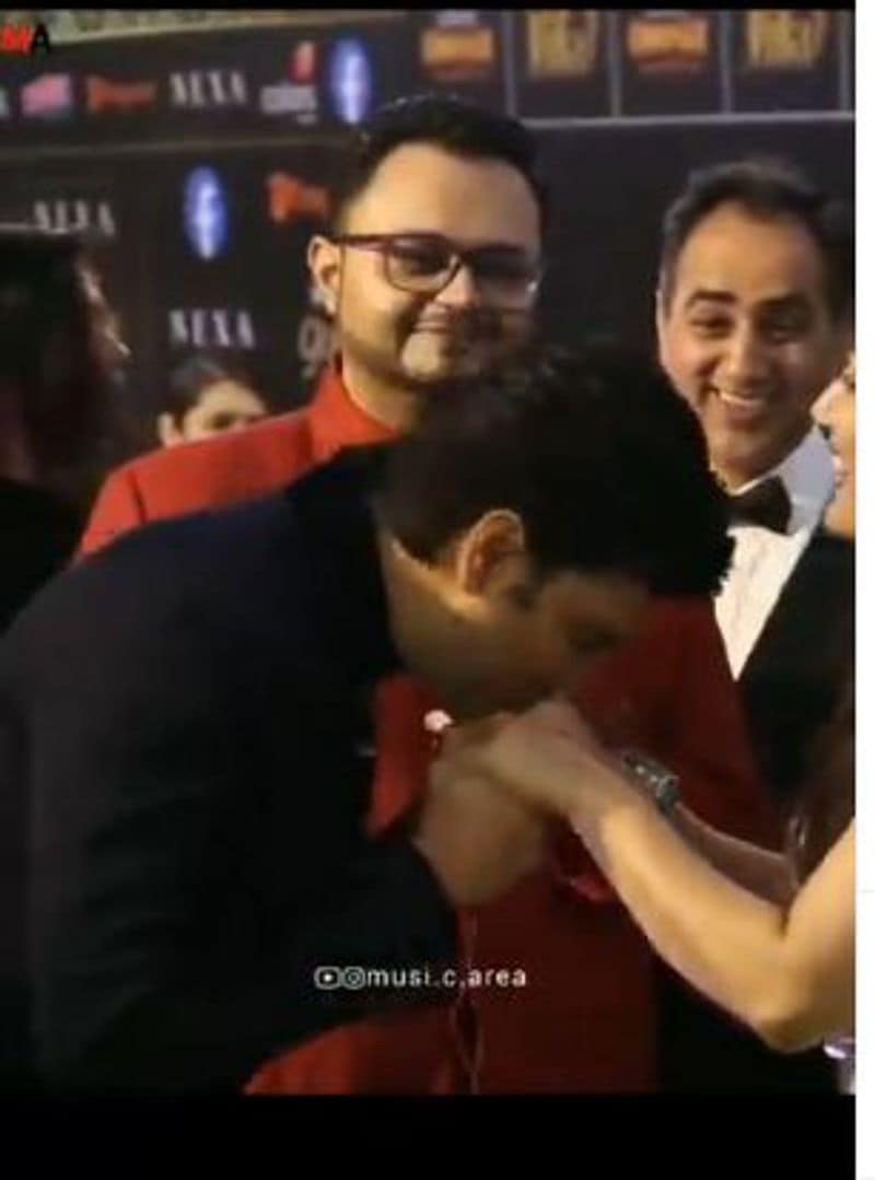 అంతటితో ఆగలేదు ఆమె రెండు చేతులు దగ్గరకు తీసుకుని రెండు చేతులకు ముద్దులు పెట్టుకున్నాడు.