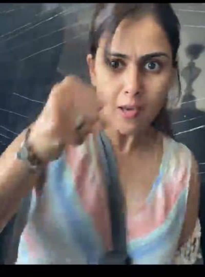 ఇంటికెళ్లాక భర్త రితేష్కి వాయించేసింది. పిడిగుద్దులతో రెచ్చిపోయింది. రితేష్ ముక్కు పగుల గొట్టింది.