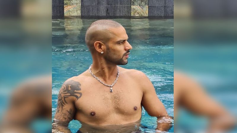 वैसे तो भारतीय टीम के गब्बर यानी की शिखर धवन का हर स्टाइल फैंस को काफी पसंद आता है, लेकिन शनिवार को मैच से पहले उनका स्वैग फैंस को काफी पसंद आ रहा है।