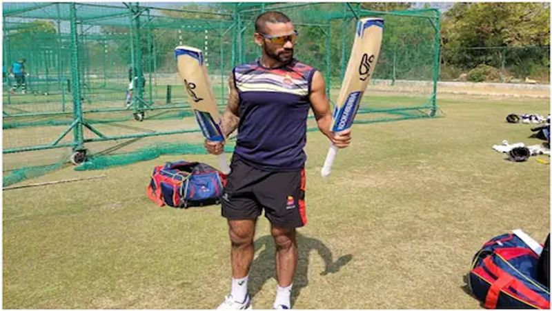 बता दें कि शिखर धवन को इंग्लैंड के खिलाफ पहले टी20 मैच में खेलने का मौका दिया गया था। लेकिन वह उस मैच में सिर्फ 4 रन बना पाए थे। इसके बाद उन्हें टीम से बाहर कर दिया गया। 