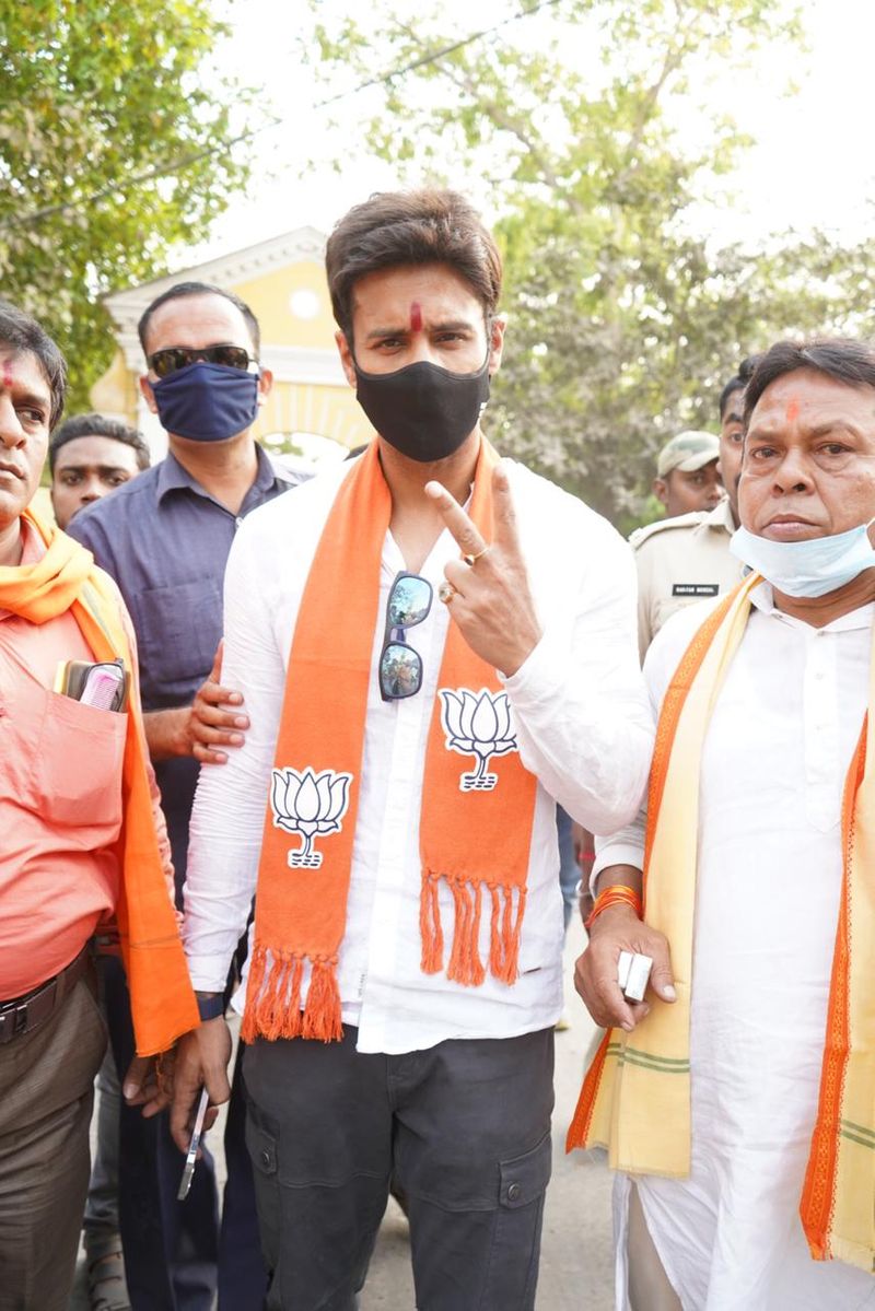 <p>অভিনেতা যশ বিধানসভা ভোটের আগে যোগ দিয়েছেন বিজেপিতে। তবে থেকেই রাজনীতির দুনিয়ায় উত্তেজনা তুঙ্গে। </p>