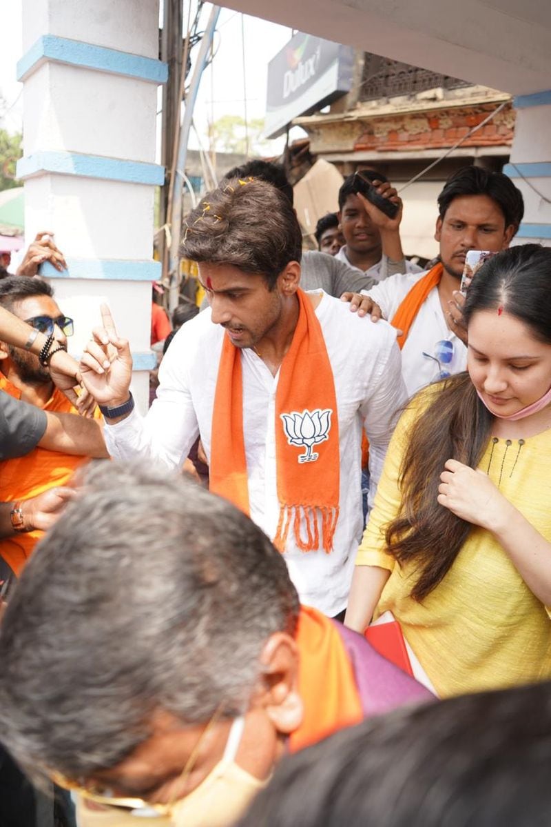 <p>ভোটের আগে একাধিক হেভিওয়েট তারকা রাজনীতিতে আসার ফলে সকলেরি নজরে ছিল কোন তারকা কোন কেন্দ্রের হয়ে ভোট যুদ্ধে নাম লেখায়। </p>