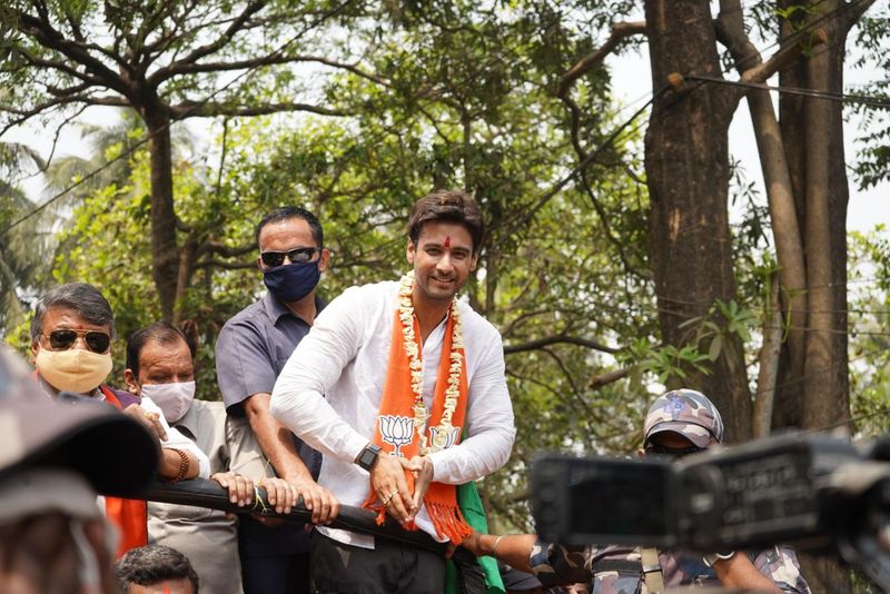 <p>প্রচারে নেমেই চন্ডীপুরের মা চন্ডীর মন্দিরে পুজো দিয়েছিলেন যশ। তারপর বিভিন্ন ওয়ার্ডে ঘুরে প্রচার চালান। </p>