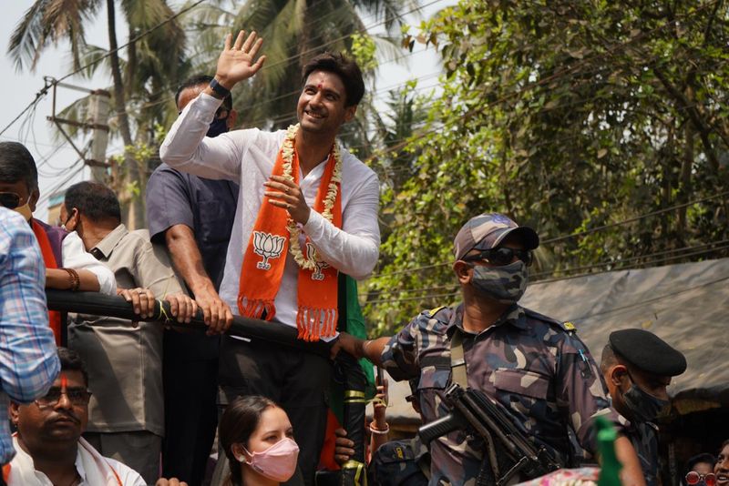 <p>শনিবার যশ মনোনয়ন পত্র জমা দিলেন শ্রীরামপুরের এসডিও-তে। এদিন সাড়ে দশটা নাগাদ তিনি জমা দেন। </p>