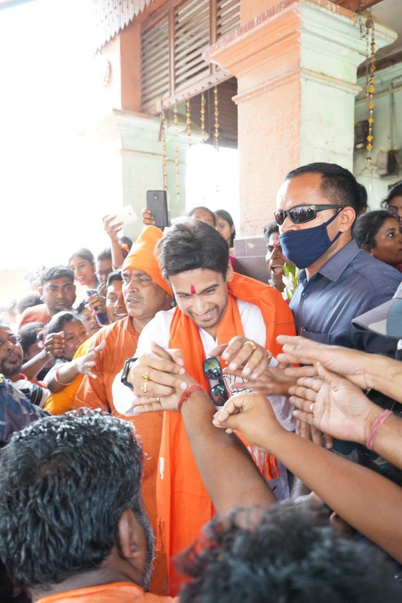 <p>তার আগে মা চন্ডীর মন্দিরে পুজো দিয়েছিলেন যশ। এরপরই প্রচারে নেমে পরেন। </p>