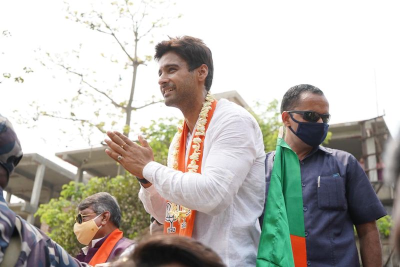 <p>এলাকার সকলের সঙ্গে কথা বলে হুড খোলা জিপে চড়ে এলাকা প্রদর্শন করেন যশ। <br />
</p>