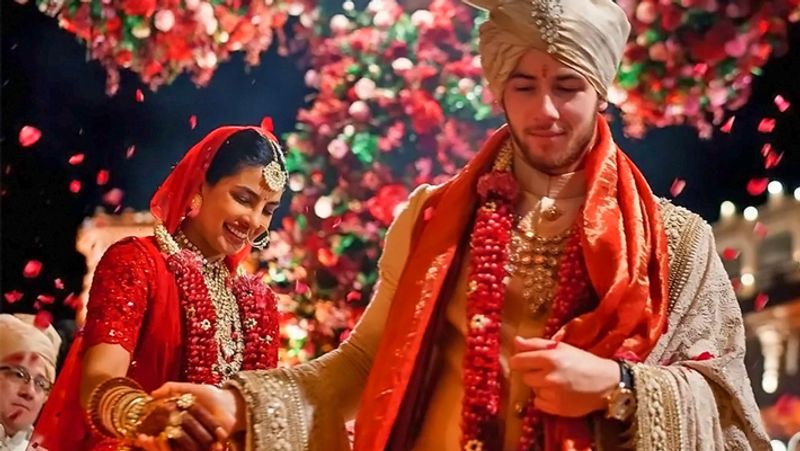 बता दें कि प्रियंका चोपड़ा ने निक जोनास से 1 और 2 दिसंबर, 2018 में शादी की थी। कपल की शादी जोधपुर के उम्मेदभवन पैलेस में शाही अंदाज में हुई थी। इनकी शादी पहले हिंदू और बाद में क्रिश्चियन रीति-रिवाज से हुई थी। शादी के बाद प्रियंका ने तीन अलग-अलग रिसेप्शन दिए थे।
