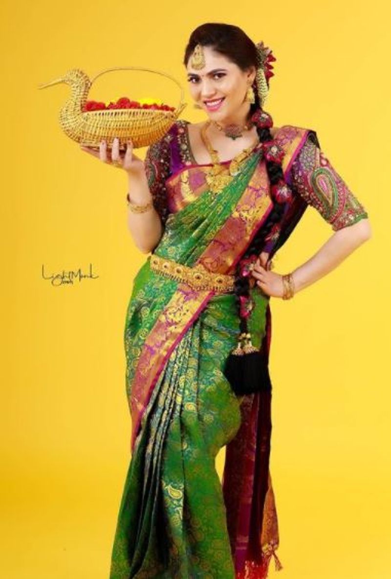 பச்சை நிற பட்டு புடவையில்... அழகு அள்ளுதே 