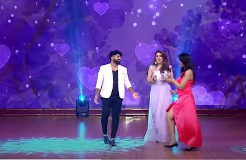 ఈ ఆదివారం ప్రసారమయ్యే ఎపిసోడ్ ప్రోమో తాజాగా విడుదలైంది. ఇందులో మొదట శేఖర్ మాస్టర్, శ్రీదేవి వేసిన డాన్స్ అదిరిపోయింది. ఈ పాట పూర్తి కాగానే వర్షిణి ఎంట్రీ ఇచ్చారు.