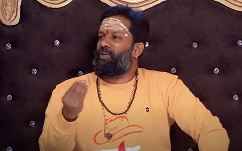 రావడం రావడంతోనే వర్షిణిని టార్గెట్ చేశాడు బాబా మాస్టర్. ఆమె డ్రెస్పై సంచలన వ్యాఖ్యలు చేశారు. అరేయ్ బడ్జెట్ లేదారా? ఆ డ్రెస్ ఏంట్రా.. ఎవరైనికోనిచ్చండ్రా అన్నట్టుగా సెటైర్లు వేశారు.