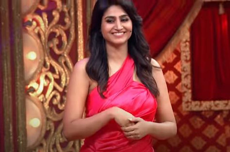 కానీ దీనిపై నెటిజన్లు, వర్షిణి అభిమానులు ఫైర్ అవుతున్నారు. ట్రెండీ దుస్తులపై అలా కామెంట్చేయడమేంటీ అంటూ ప్రశ్నిస్తున్నారు.