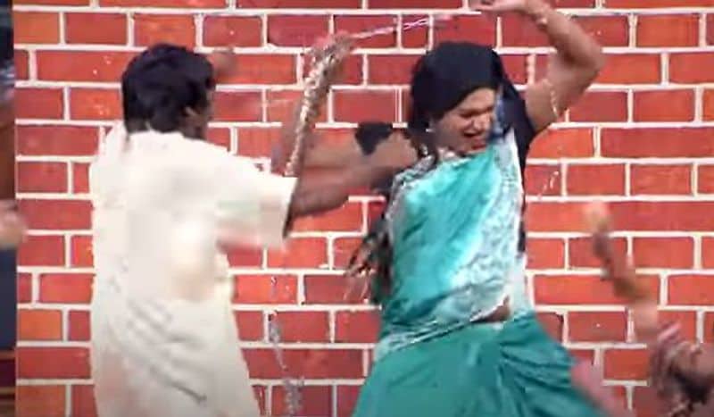 ఆయన్ని గొలుసులతో కట్టేశారేంటి? అని వేణు అడగ్గా, కట్టేసి సరసం ఆడుతుంటారుగా అని చెప్పడం నవ్వులు పూయించింది.