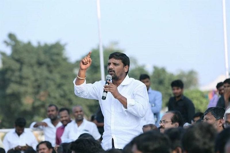 ఈ ఎన్నికల్లో గనుక తీసుకుంటే... రెండు స్థానాల్లోనూ బహుముఖ పోరుగా ఈ ఎన్నిక సాగింది. మహబూబ్ నగర్ - రంగారెడ్డి - హైదరాబాద్ స్థానంలో వాణీదేవి, రామచంద్ర రావు , ప్రొఫెసర్ నాగేశ్వర్ ల మధ్య పోరు సాగింది. ద్విముఖ పోరుగానే అనిపించినప్పటికీ... నాగేశ్వర్ కి భారీ స్థాయిలోనే ఓట్లు పోలయ్యాయి. ఇక నల్గొండ - వరంగల్ - ఖమ్మం స్థానం విషయానికి వస్తే పల్లా, కోదండరాం, తీన్ మార్ మల్లన్నల మధ్య తీవ్ర స్థాయిలో పోటీ నెలకొంది. చివరి వరకు కూడా పల్లా, మల్లన్నల మధ్య తీవ్రమైన పోటీ చోటు చేసుకుంది.