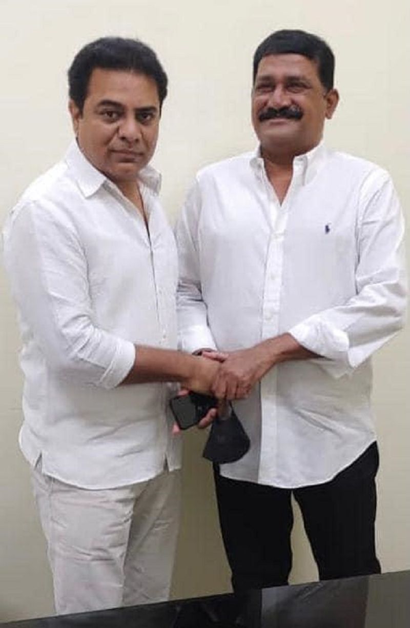 ఏపీ టీడీపీ నేత, మాజీ మంత్రి విశాఖ ఉక్కు ఉద్యమానికి మద్దతుగా తన ఎమ్మెల్యే పదవికి రాజీనామా చేసిన గంటా శ్రీనివాసరావు నేడు హైదరాబాద్ లో తెలంగాణ మంత్రి కేటీఆర్తో సమావేశమయ్యారు. అసెంబ్లీ సమావేశాలు జరుగుతూండటంతో.. గంటా .. నేరుగా తెలంగాణ అసెంబ్లీకి వెళ్లారు. అక్కడే ఆయనతో చర్చించారు. ఏం మాట్లాడారనేదానిపై క్లారిటీ లేకున్నప్పటికీ... ఊహాగానాలు మాత్రం ఉక్కు ఉద్యమం గురించే ఈ చర్చ జరిగిందని వినబడుతున్నాయి.