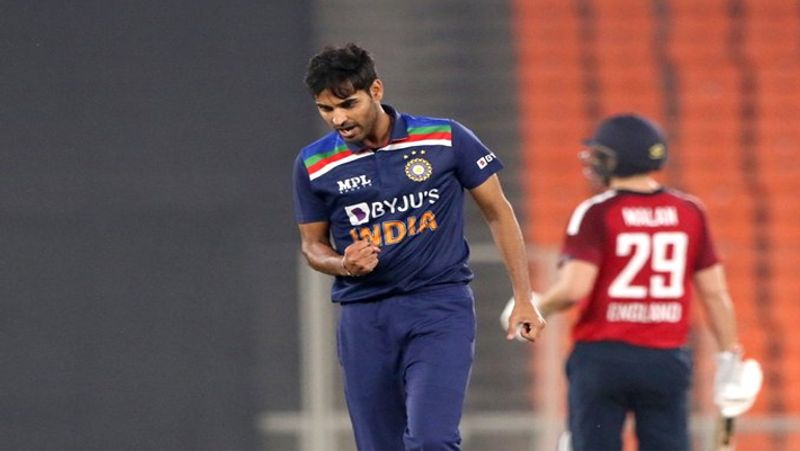 भुवनेश्वर कुमार
भुवनेश्वर कुमार (Bhuvneshwar Kumar) ने दूसरी पारी की शुरुआत में ही दूसरी बॉल पर जेसन रॉय को बिना खाता खोले चलता किया। इसके बाद 13वें ओवर की पांचवीं गेंद पर भुवनेश्वर ने भारत को बड़ी सफलता दिलाई है और जोस बटलर को हार्दिक पंड्या के हाथों कैच आउट कराया है। बटलर ने इंग्लैंड के लिए 52 रन बनाए थे। 