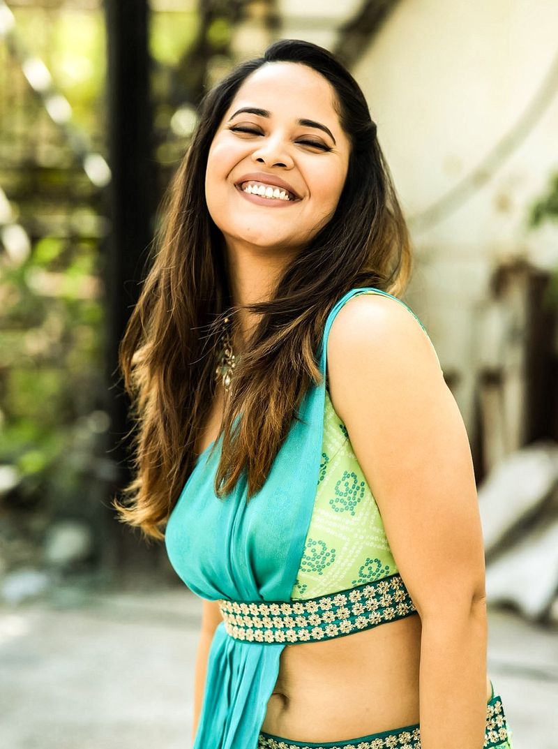 టీవీ షోస్లో ఈ అమ్మడికి వచ్చిన క్రేజ్ని సొంతం చేసుకోవాలని మేకర్స్ ప్లాన్ చేస్తున్నారు. ఇటీవల కార్తికేయ నటించిన `చావు కబురు చల్లగా` చిత్రంలో ఐటెమ్ సాంగ్ చేసి ఓ ఊపుఊపింది. దీని కోసం దాదాపు ఇరవై లక్షల వరకు రెమ్యూనరేషన్ తీసుకుందట.