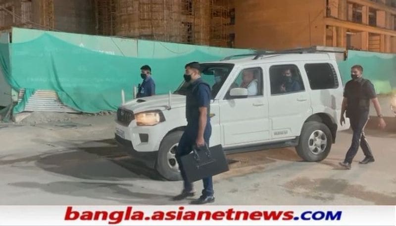 <p>এদিন বিকেলেই অমিত শাহের হাত দিয়েই বিধানসভা নির্বাচনের ইস্তাহার প্রকাশ করছে চাইছে গেরুয়া শিবির। </p>