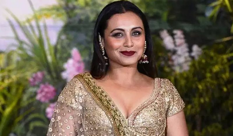 করিনা কাপুরের সঙ্গে ডেটে যাওয়ার আগে বলি অভিনেত্রী রানি মুখার্জির সঙ্গে পরামর্শ করেছিলেন সইফ।