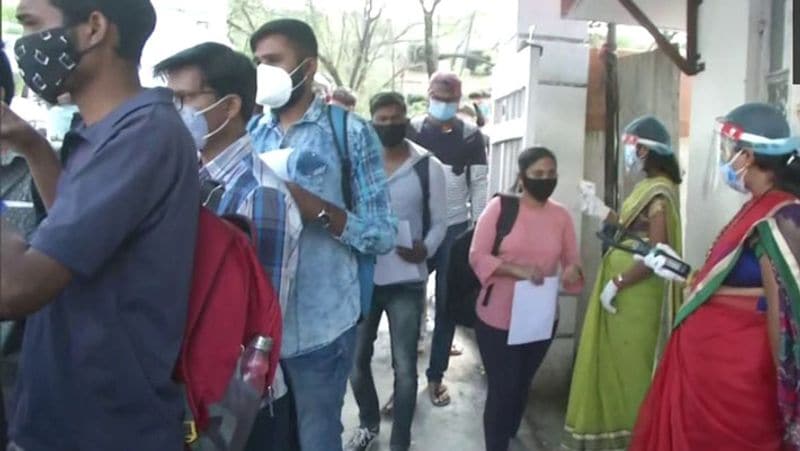 <p>ইন্ডিয়ার কাউন্সির অব মেডিক্যাল রিসার্চ বা ICMR-এর পক্ষ থেকে জানান হয়েছে, কোভিড ১৯ এর জন্য এখনও পর্যন্ত ২৩, ৪৪, ৪৫, ৭৭৪টি নমুনা পরীক্ষা করা হয়েছে। যারমধ্যে শুধুবারই আট লক্ষের বেশি করোনা পরীক্ষা করা হয়েছে। <br />
</p>