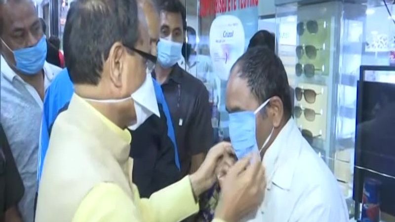मध्य प्रदेश में कोरोना के बढ़ते मामलों को देखते हुए सरकार कड़े कदम उठा रही है। लॉकडाउन से पहले मुख्यमंत्री शिवराज सिंह चौहान ने लोगों को मॉस्क पहनाए।
